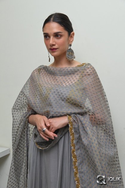 Aditi-Rao-Hydari-at-Cheliyaa-Movie-Promotions